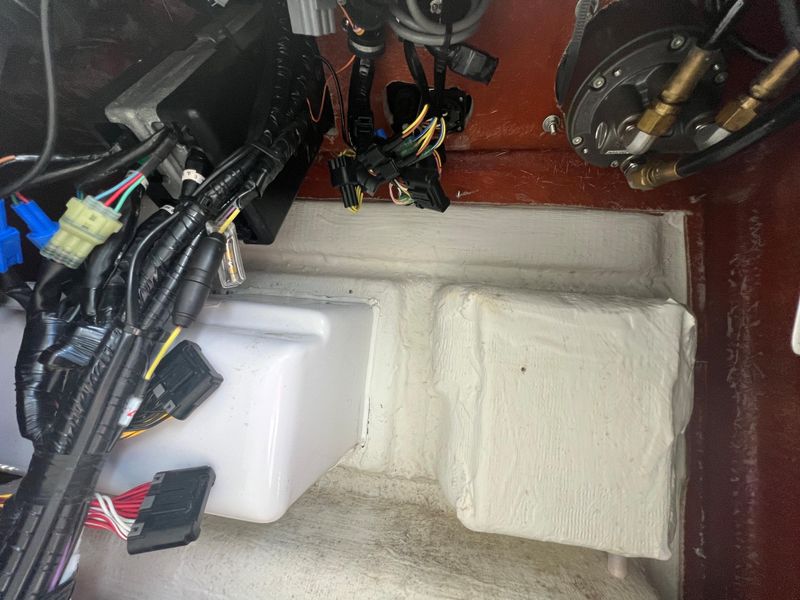 2020 Sea Hunt Gamefish 27 with Coffin Box