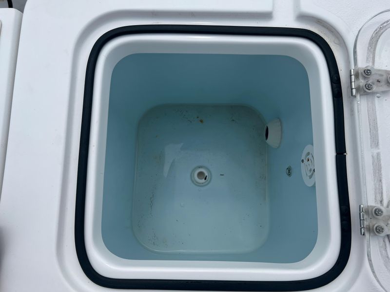 2020 Sea Hunt Gamefish 27 with Coffin Box