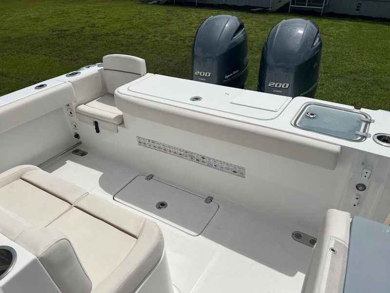 2020 Sea Hunt Gamefish 27 with Coffin Box