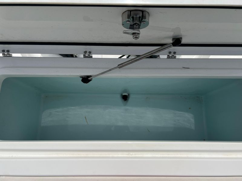 2020 Sea Hunt Gamefish 27 with Coffin Box
