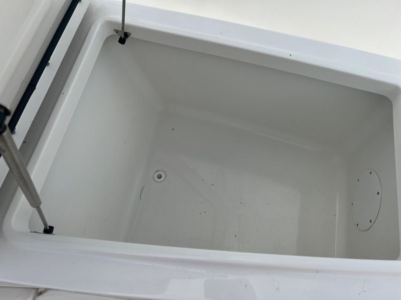 2020 Sea Hunt Gamefish 27 with Coffin Box