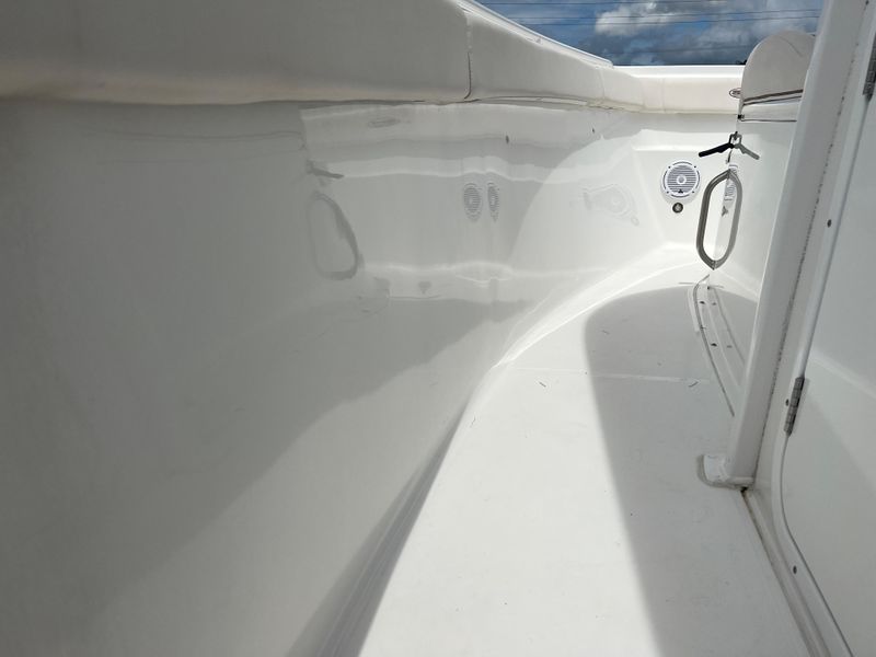 2020 Sea Hunt Gamefish 27 with Coffin Box