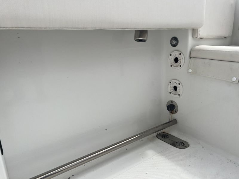 2020 Sea Hunt Gamefish 27 with Coffin Box