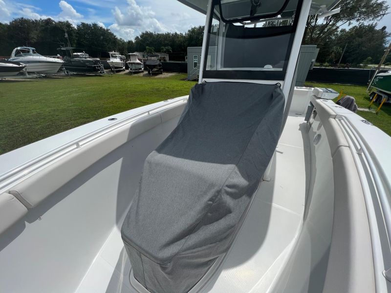2020 Sea Hunt Gamefish 27 with Coffin Box