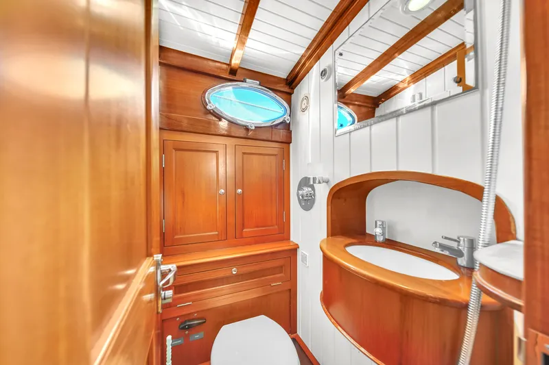 Noi Qauttro Yacht Photos Pics Luxurious wooden boat bathroom with oval window, Custom 48 model, 2010.