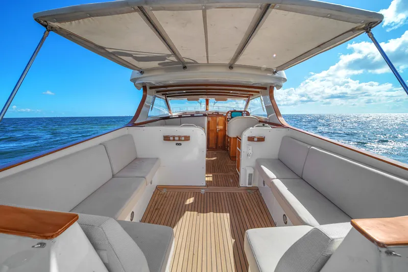 Noi Qauttro Yacht Photos Pics Luxurious 2010 Custom 48 yacht interior with ocean view and spacious seating.