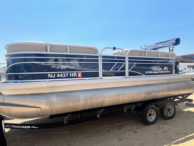 Sun Tracker Party Barge 20 DLX