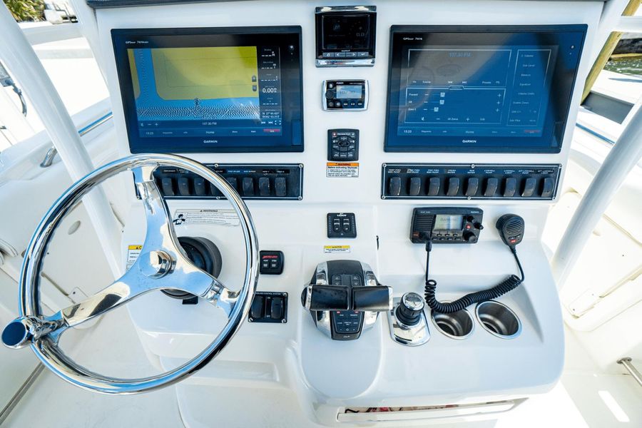 2015 Boston Whaler 320 Outrage
