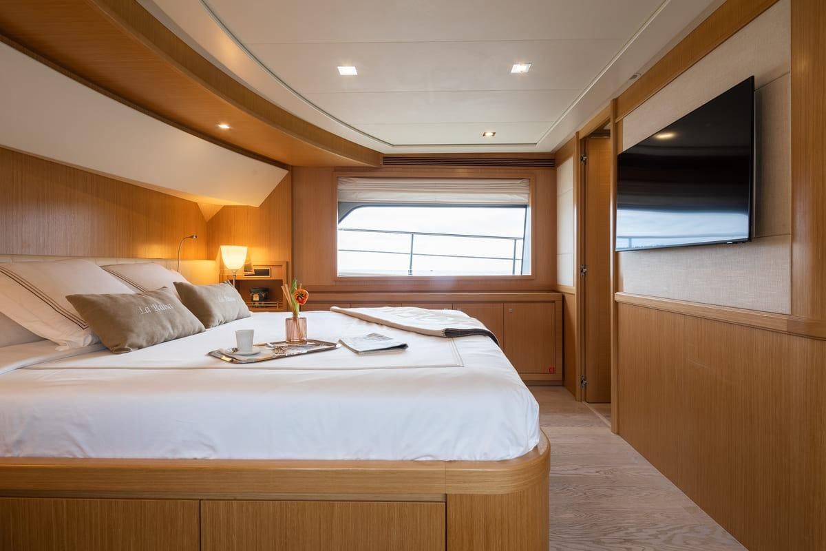 2010 Ferretti Yachts 86 