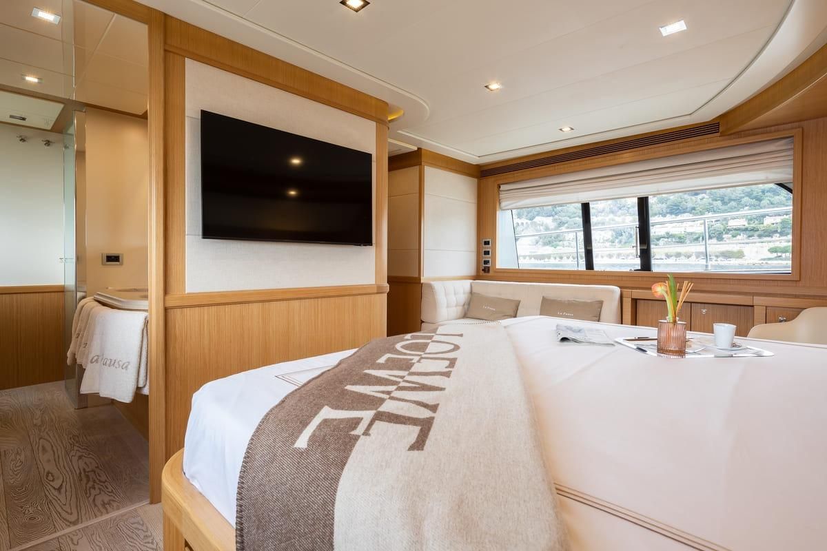 2010 Ferretti Yachts 86 