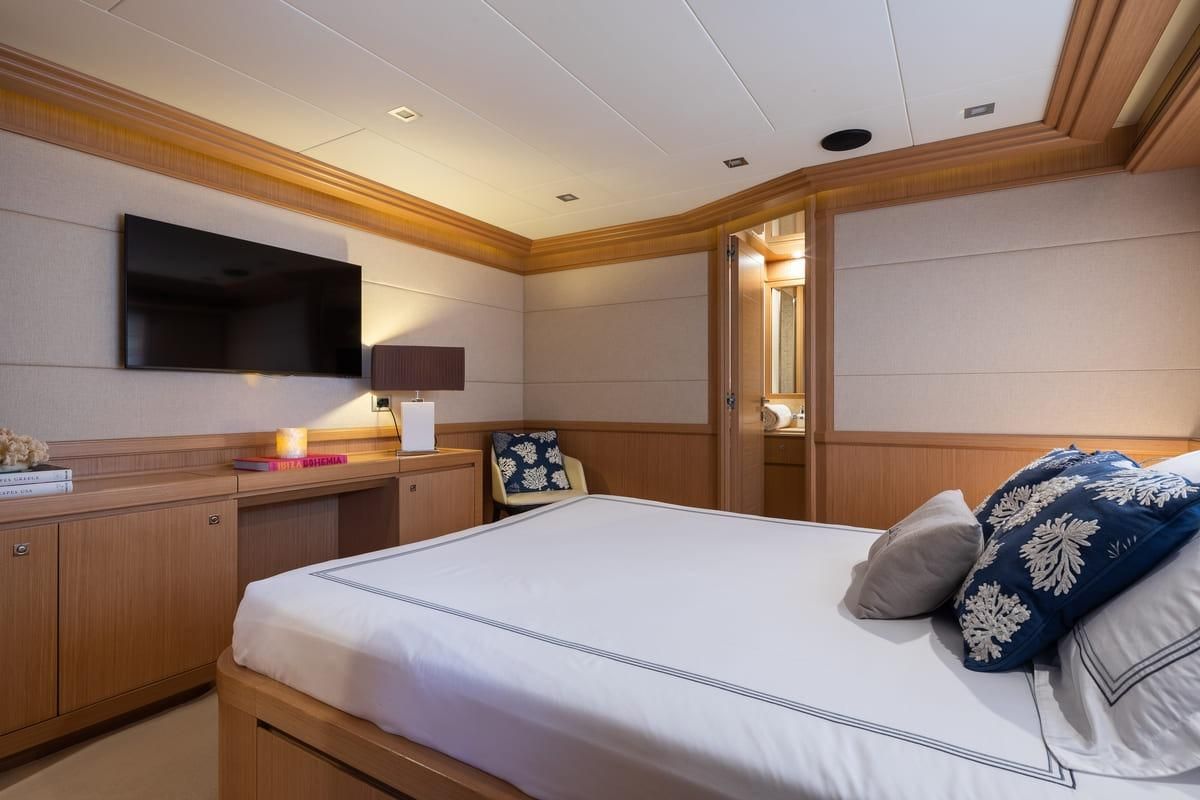 2010 Ferretti Yachts 86 