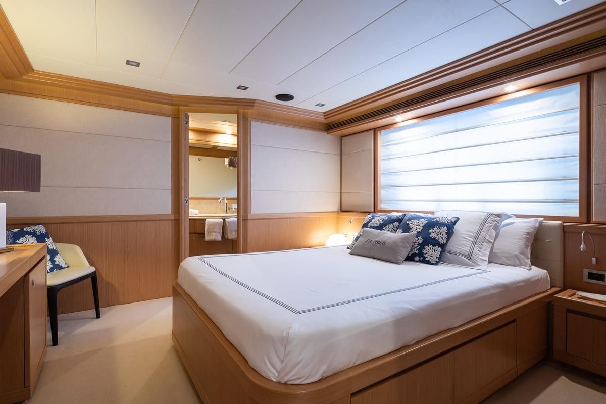 2010 Ferretti Yachts 86 