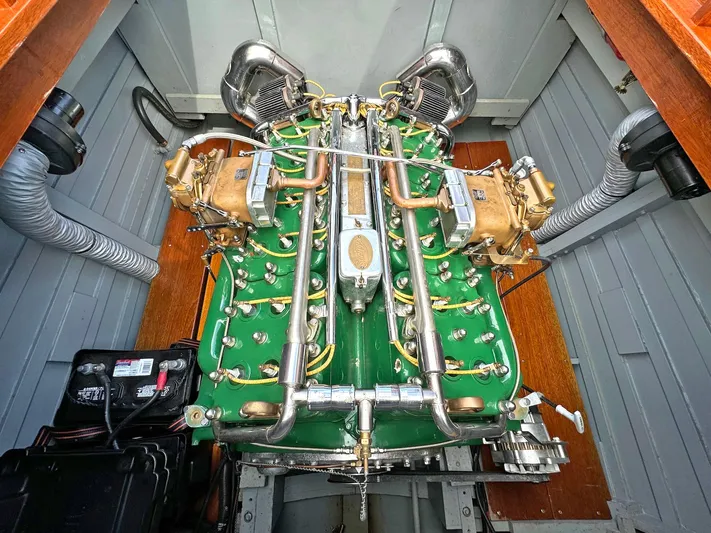 The Paragon Yacht Photos Pics 1929 Chris-Craft 26 Upswept Triple Cockpit engine, detailed view, vintage marine engineering.