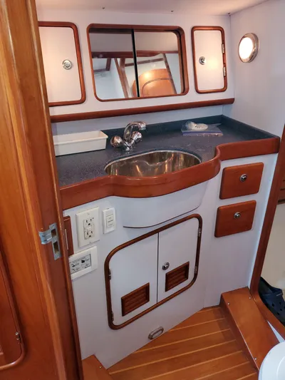 Sirius Yacht Photos Pics Interior of 2011 Passport 470 Center Cockpit yacht.