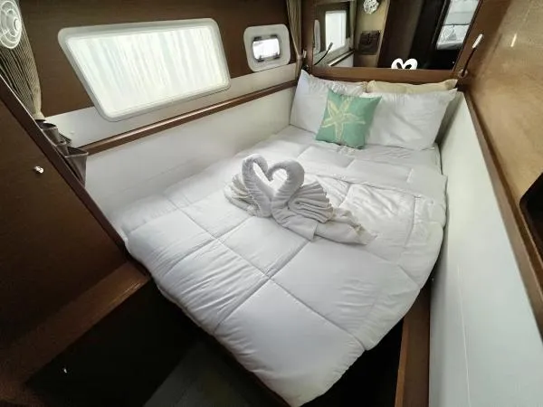 Smooth Sailor Yacht Photos Pics Cozy cabin bedroom in 2019 Lagoon 450 yacht with elegant swan towel decor.