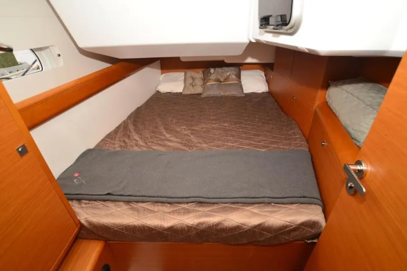 Leah Yacht Photos Pics Cozy cabin interior of 2014 Jeanneau Sun Odyssey 469 sailboat with comfortable bedding.