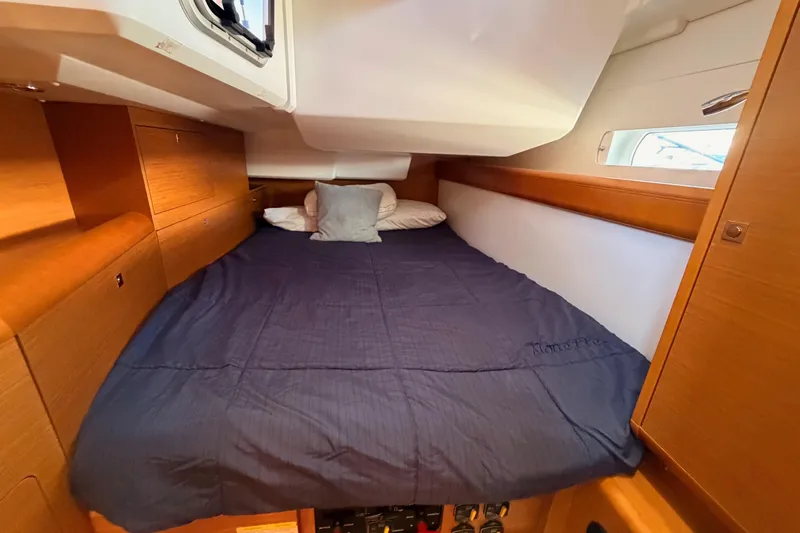 Leah Yacht Photos Pics Cozy cabin interior of 2014 Jeanneau Sun Odyssey 469 sailboat with comfortable bedding.