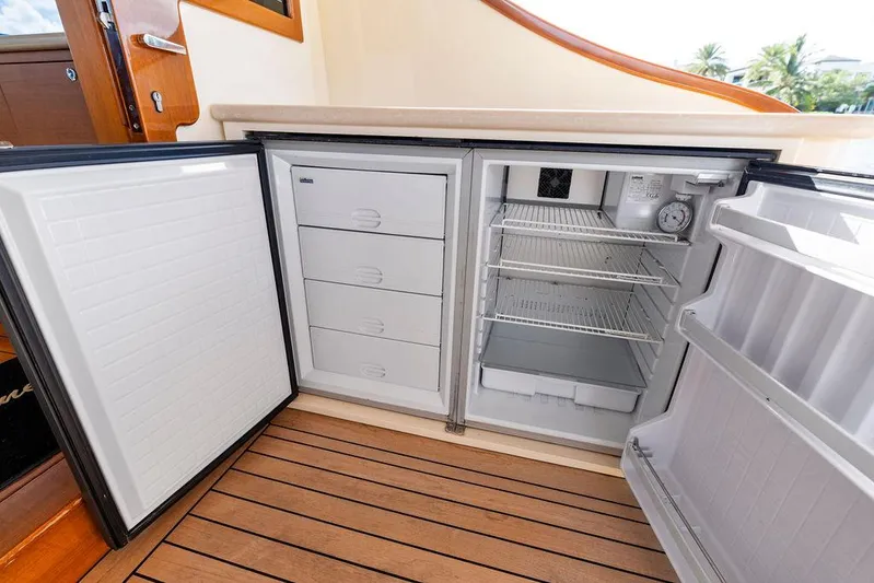 Tutto Bene Yacht Photos Pics 