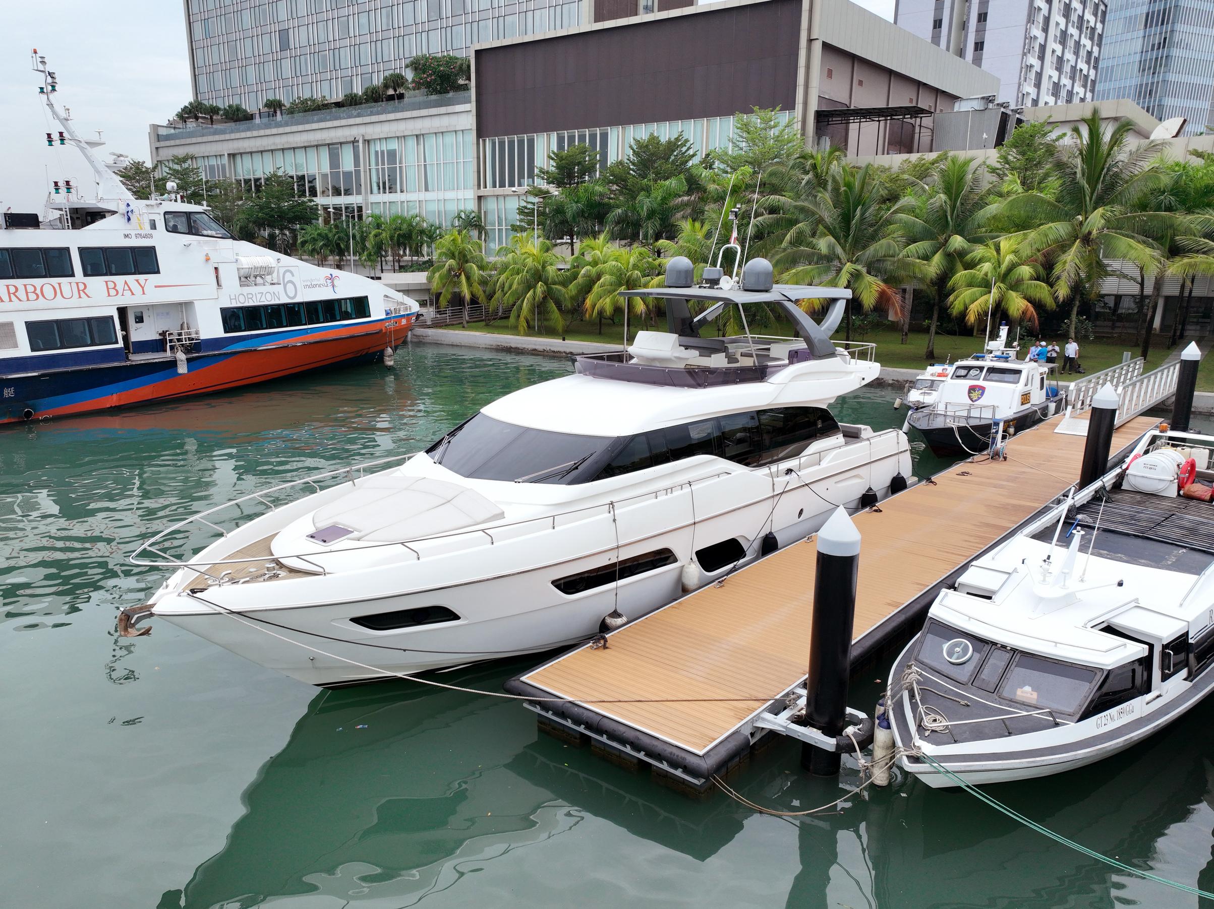 A FERRETTI J040816250005 関税送料込 Ferretti 670 : Prices, Specs, Reviews and Sales Information