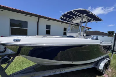 Robalo R 200 Center Console