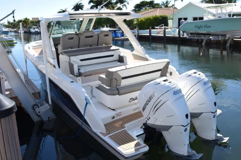 Erika Ray Yacht Photos Pics Super comfortable cruising platform