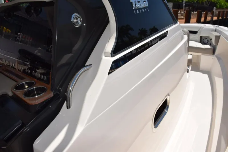 Erika Ray Yacht Photos Pics Non-skid walkaround to foredeck seating