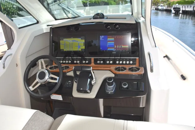 Erika Ray Yacht Photos Pics Center helm with tempered glass windshield/hardtop