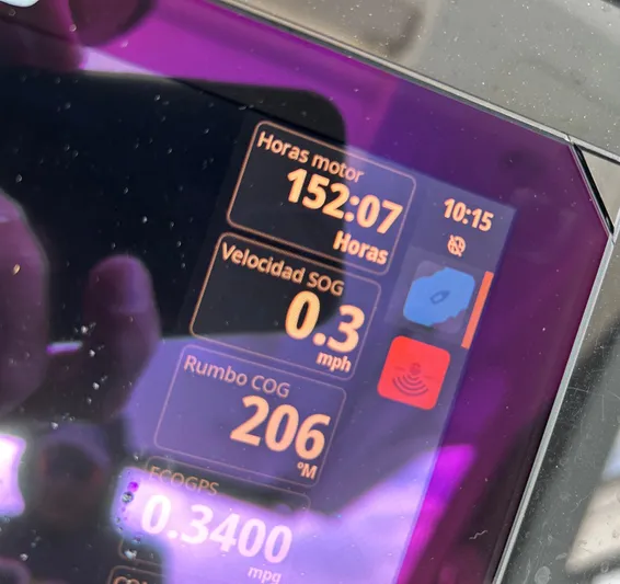 2024 Cruisers Yachts 34 Gls Ob Yacht Photos Pics Display screen of 2024 Cruisers Yachts 34 GLS OB showing engine hours and speed.