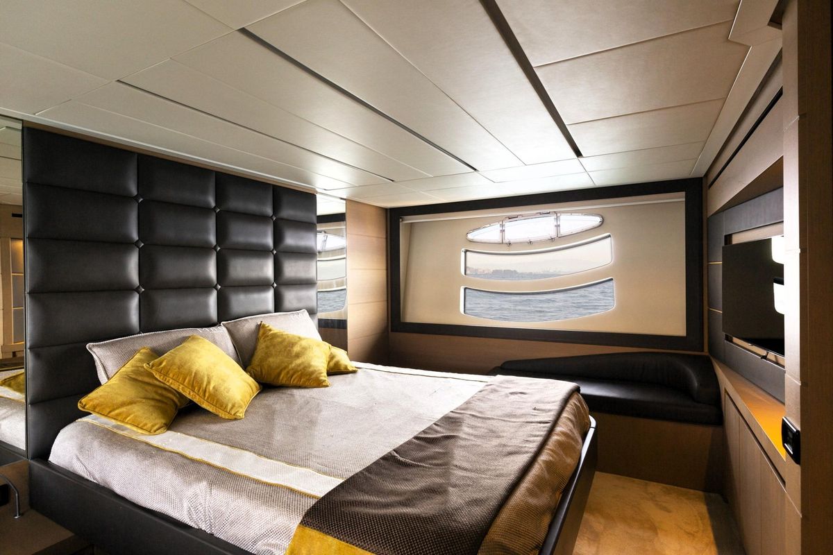 2014 Pershing 74 