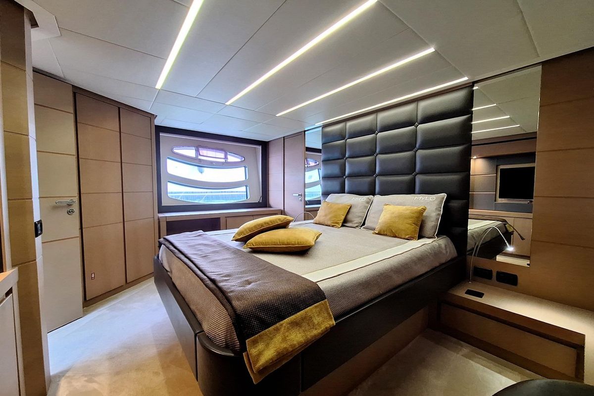 2014 Pershing 74 