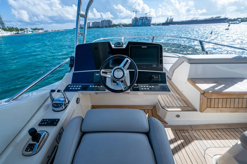  Yacht Photos Pics 2018 Sea Ray L550 Fly yacht helm with modern controls and ocean view.