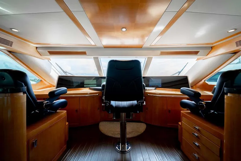 Silky Yacht Photos Pics 