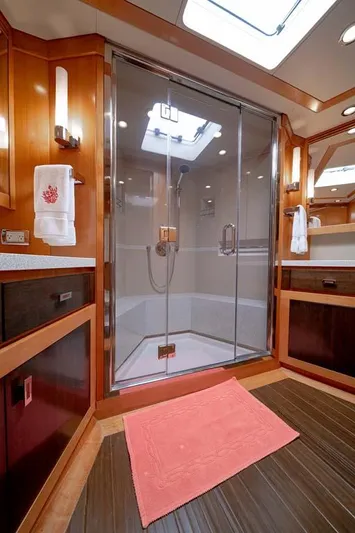 Silky Yacht Photos Pics 