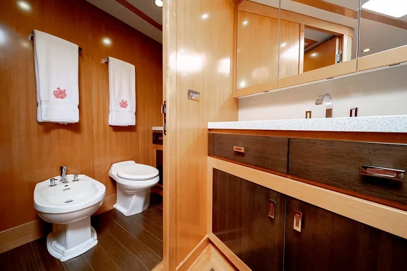 Silky Yacht Photos Pics 