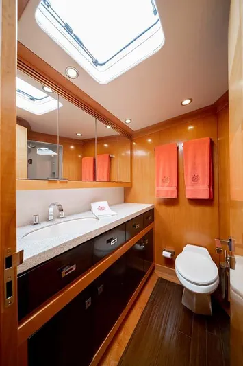 Silky Yacht Photos Pics 