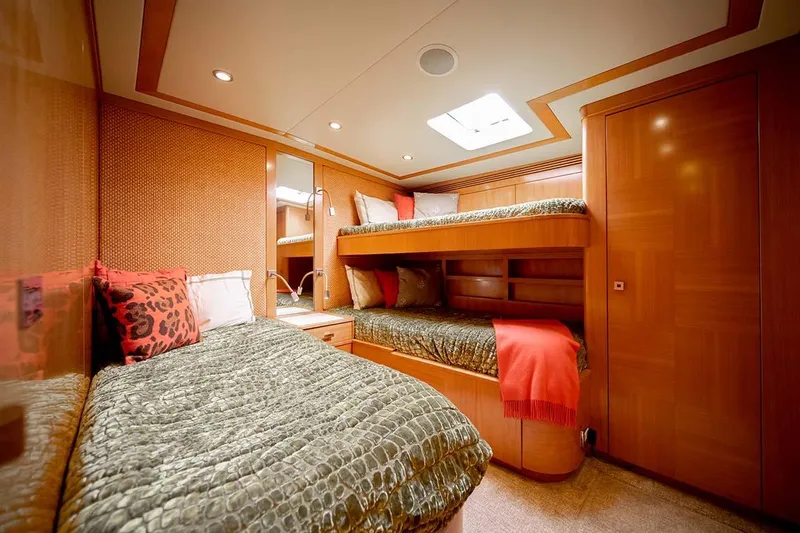 Silky Yacht Photos Pics 