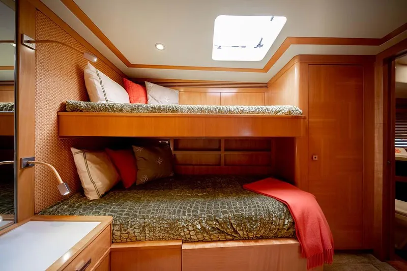 Silky Yacht Photos Pics 