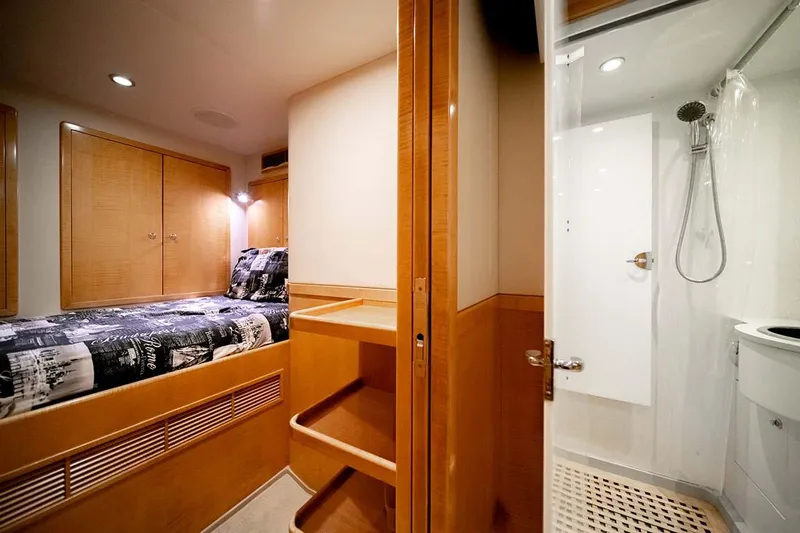 Silky Yacht Photos Pics 