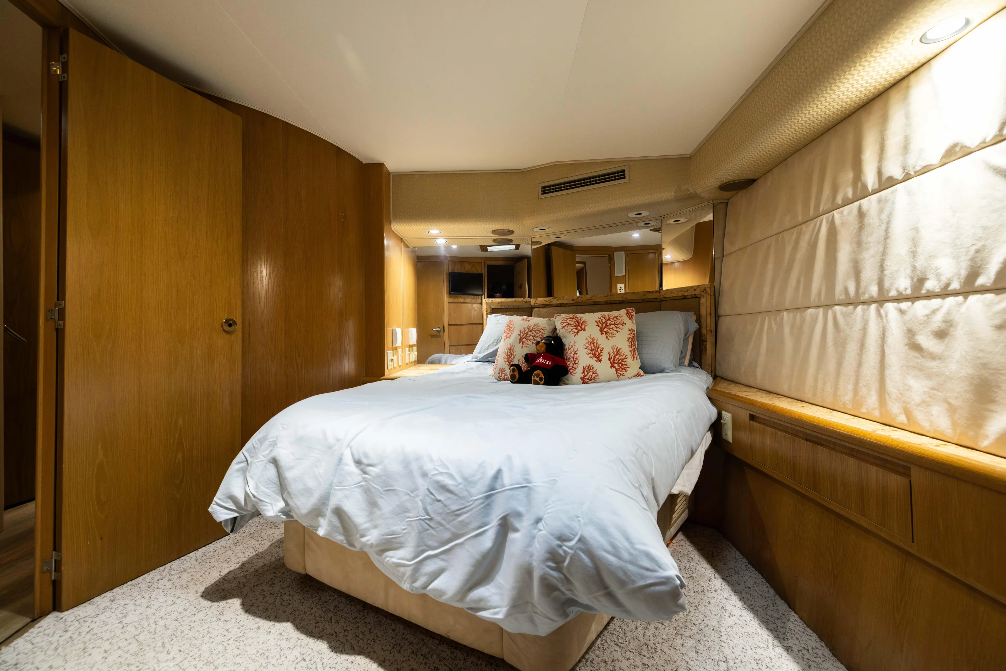 Premium Yacht Photos Pics Luxurious bedroom interior of 1996 Hatteras Convertible Sportfisher yacht with cozy bedding.