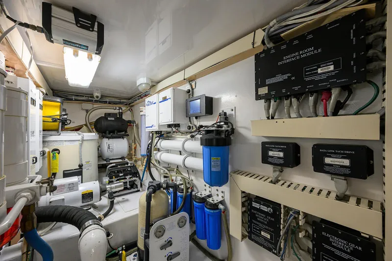 Reel King Yacht Photos Pics Viking 61 Reel King - Engine Room