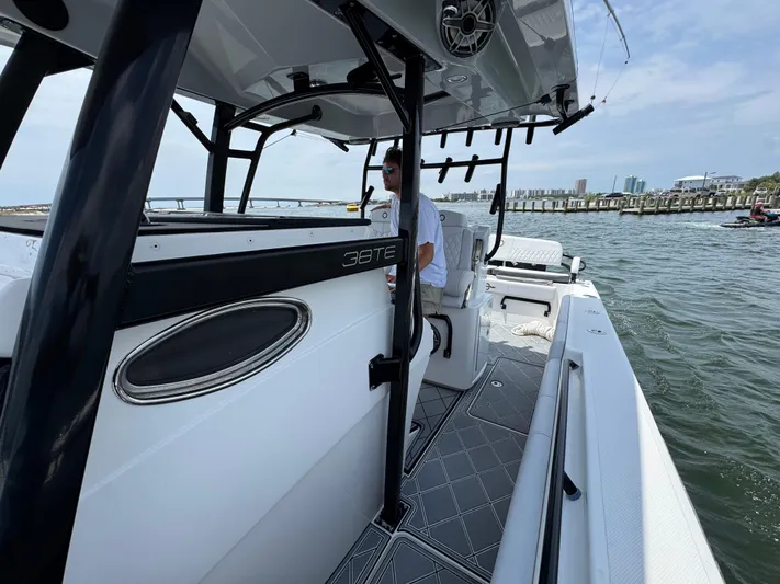  Yacht Photos Pics 2021 Fountain 38TE boat on water, featuring sleek design and modern amenities.