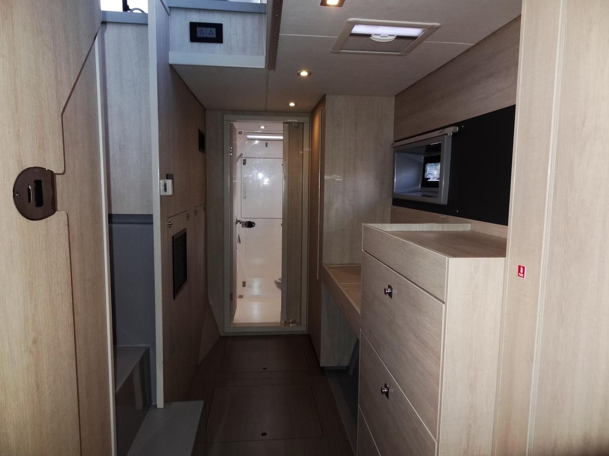 2018 Leopard 43 