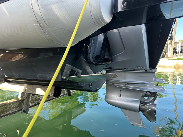  Yacht Photos Pics 2020 Technohull SEADNA 999 G5 ST boat engine and propeller close-up.