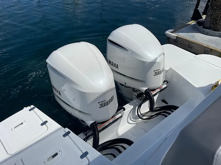  Yacht Photos Pics Twin Yamaha outboard engines on a 2021 Four Winns Vista 355 Coupe boat.