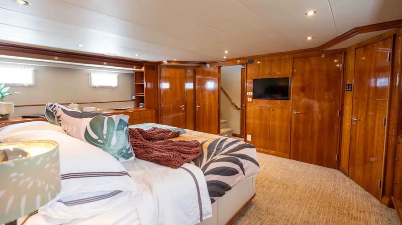 Well Done Yacht Photos Pics 2000 Burger Flush Deck My - Image 57