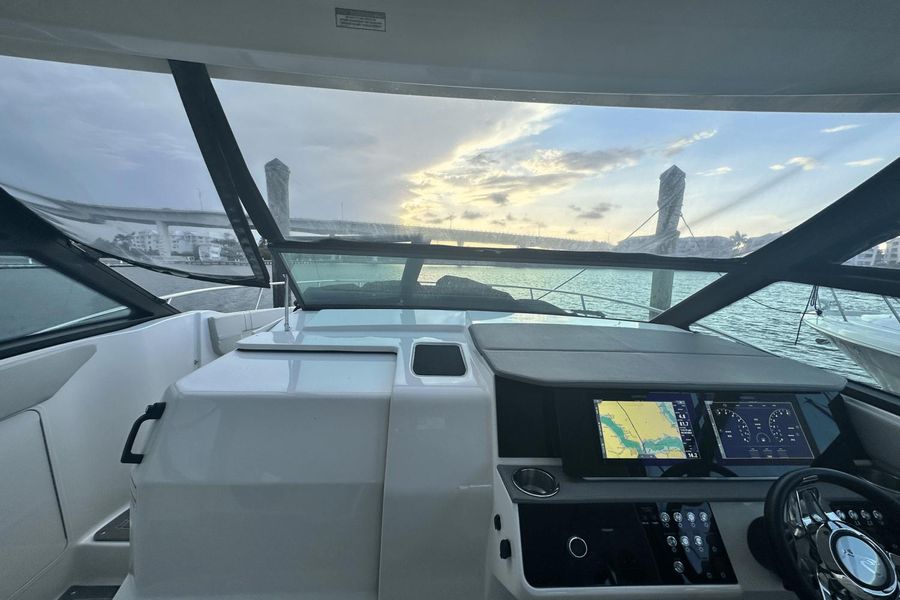 2022 Sea Ray 320 DA OB