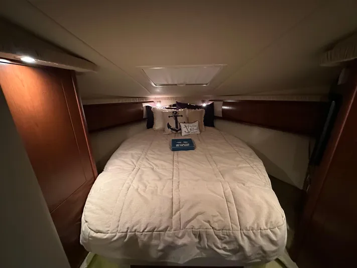  Yacht Photos Pics Luxurious cabin interior of 2007 Sea Ray 44 Sundancer yacht.