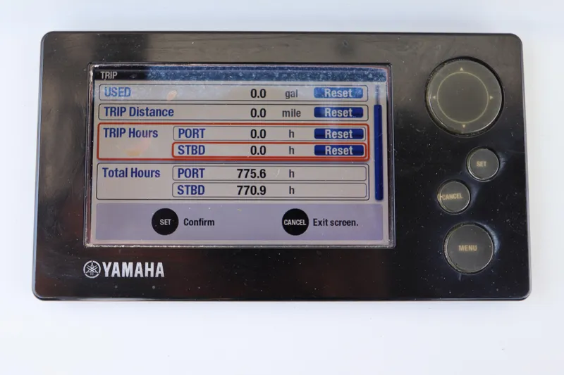  Yacht Photos Pics Yamaha marine display showing trip and total hours for Yellowfin 32 Offshore, 2013 model.