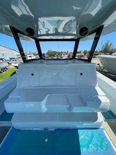  Yacht Photos Pics Streamline 45 boat interior, 2026 model, featuring sleek seating and modern design elements.