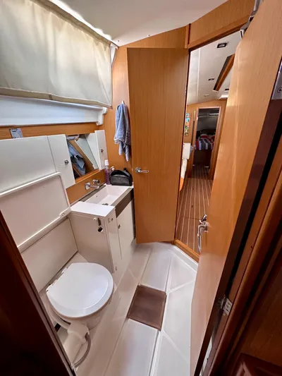 Volare Yacht Photos Pics Interior of 2014 Jeanneau Sun Odyssey 44 DS yacht bathroom with modern fixtures.